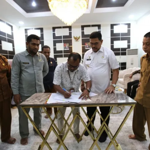 Foto: Penjabat (Pj) Wali Kota Lhokseumawe, A. Hanan, SP. MM menandatangani Nota Perjanjian Hibah Dana (NPHD) dengan Panitia Pengawas Pemilihan Umum (Panwaslih) Kota Lhokseumawe untuk Pemilihan Kepala Daerah (Pilkada) Gubernur Aceh dan Wali Kota dan Wakil Wali Kota Lhokseumawe Tahun 2024. Penandatanganan ini dilakukan di Guest House Wali Kota Lhokseumawe, Senin sore (15/07/2024).