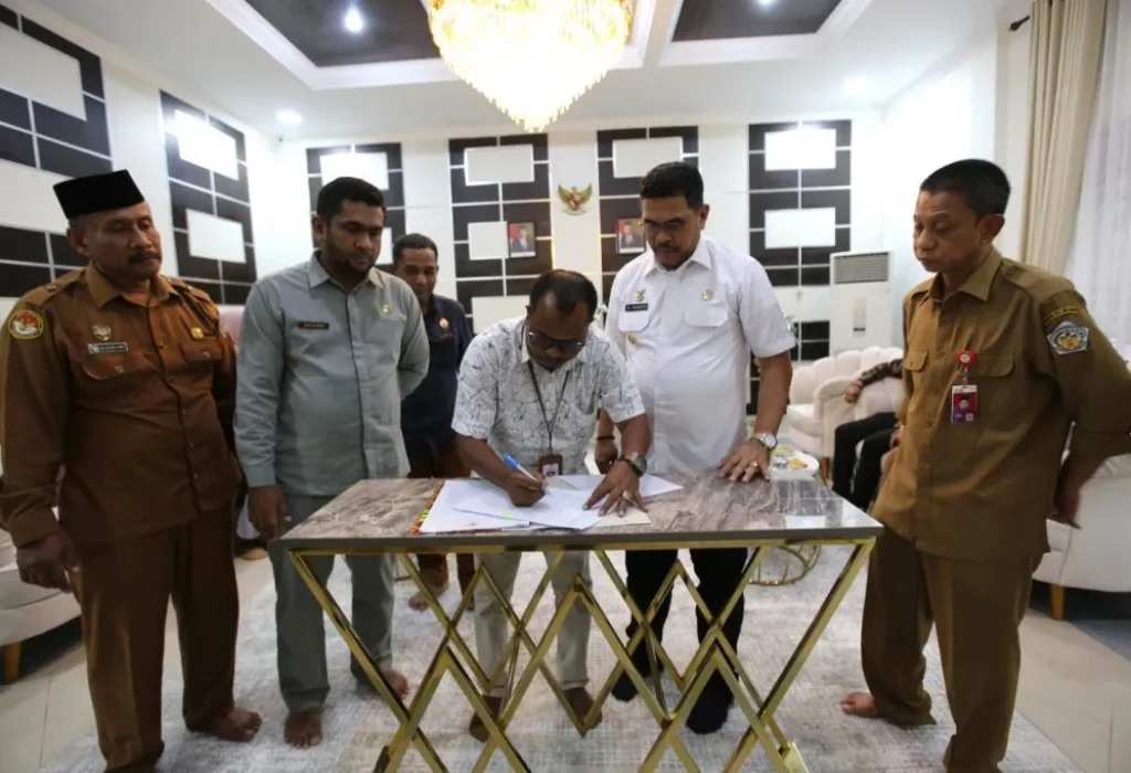 Foto: Penjabat (Pj) Wali Kota Lhokseumawe, A. Hanan, SP. MM menandatangani Nota Perjanjian Hibah Dana (NPHD) dengan Panitia Pengawas Pemilihan Umum (Panwaslih) Kota Lhokseumawe untuk Pemilihan Kepala Daerah (Pilkada) Gubernur Aceh dan Wali Kota dan Wakil Wali Kota Lhokseumawe Tahun 2024. Penandatanganan ini dilakukan di Guest House Wali Kota Lhokseumawe, Senin sore (15/07/2024).