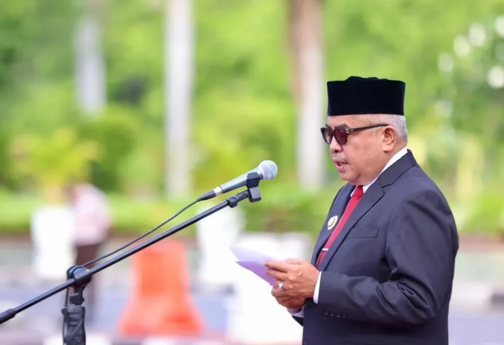 Foto: Penjabat Gubernur Aceh, Bustami, SE, M.Si.,sebagai Inspektur  upacara Peringatan Hari Koperasi Nasional ke-77, di Halaman Kantor Gubernur Aceh, Selasa, 16/7/2024