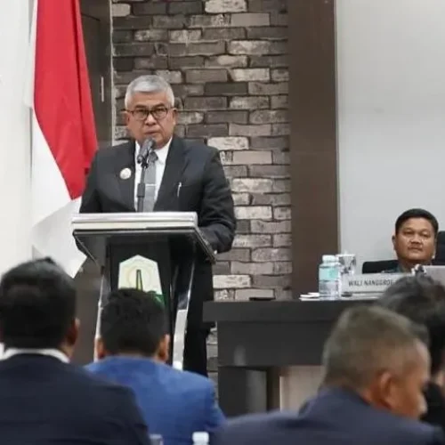 Foto: Pj Gubernur Aceh   Bustami, SE, M.Si menyampaikan  Pendapat Akhir  terhadap Rancangan Qanun Aceh tentang Pertanggungjawaban Pelaksanaan APBA Tahun Anggaran 2023 di ruang serbaguna DPR Aceh, 16 Juli 2024.