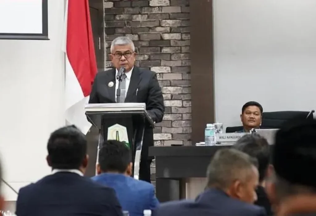 Foto: Pj Gubernur Aceh   Bustami, SE, M.Si menyampaikan  Pendapat Akhir  terhadap Rancangan Qanun Aceh tentang Pertanggungjawaban Pelaksanaan APBA Tahun Anggaran 2023 di ruang serbaguna DPR Aceh, 16 Juli 2024.