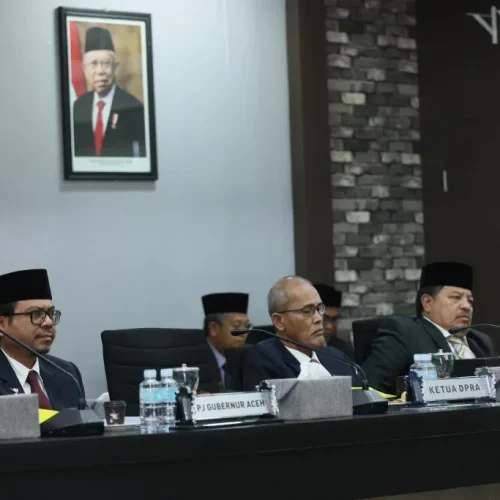 Foto: Pj Sekda Aceh Azwardi menyampaikan Pendapat Akhir Gubernur Aceh terhadap Rancangan Qanun Aceh tentang Pertanggungjawaban Pelaksanaan APBA Tahun Anggaran 2023, di ruang serbaguna DPR Aceh, 16 Juli 2024.