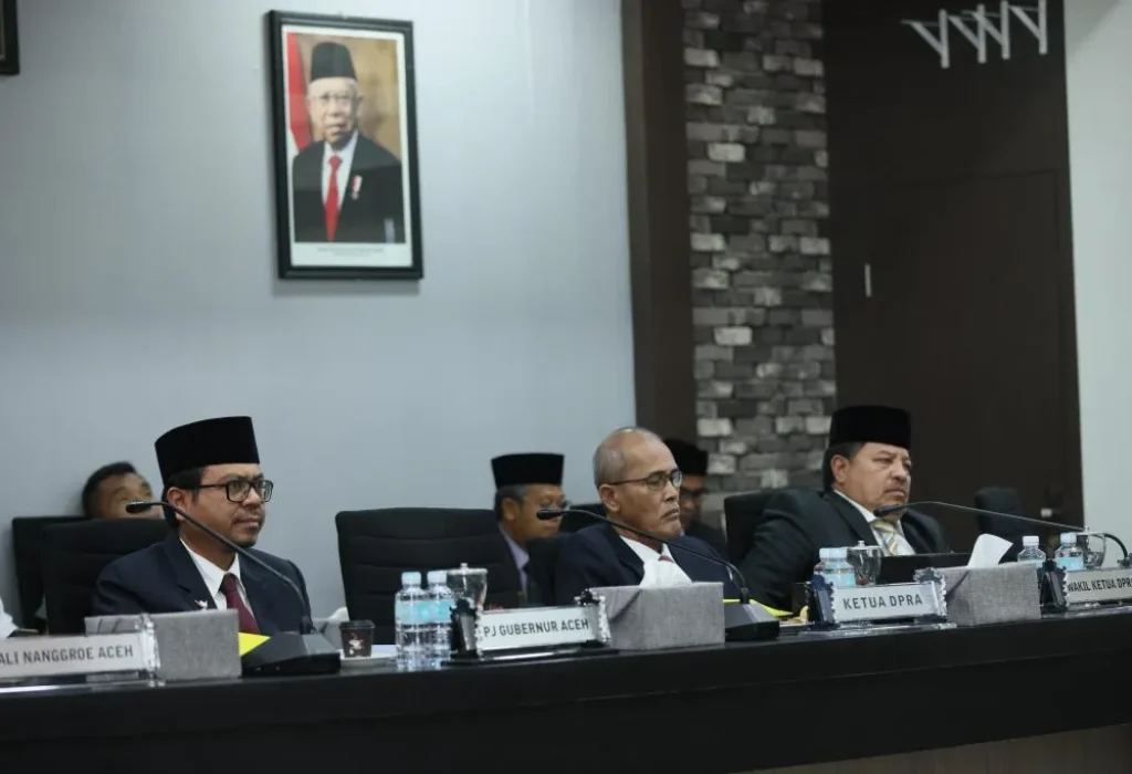 Foto: Pj Sekda Aceh Azwardi menyampaikan Pendapat Akhir Gubernur Aceh terhadap Rancangan Qanun Aceh tentang Pertanggungjawaban Pelaksanaan APBA Tahun Anggaran 2023, di ruang serbaguna DPR Aceh, 16 Juli 2024.