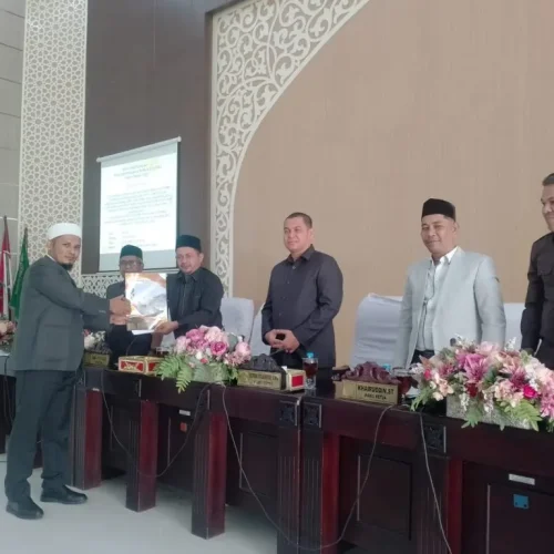 Foto: Tgk Muhibuddin, S.HI sebagai pelapor penyampaian Laporan Gabungan komisi kepada Ketua DPRK Aceh Utara