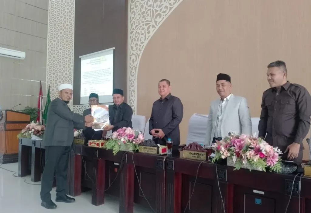 Foto: Tgk Muhibuddin, S.HI sebagai pelapor penyampaian Laporan Gabungan komisi kepada Ketua DPRK Aceh Utara