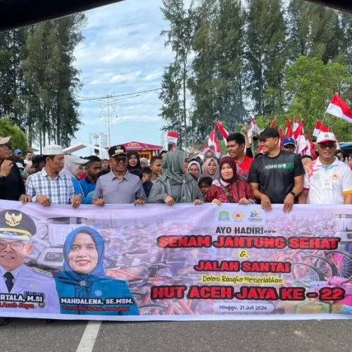 Foto: Pj.Bupati Aceh Jaya, Dr. A. Murtala., M.Si melepas peserta jalan santai