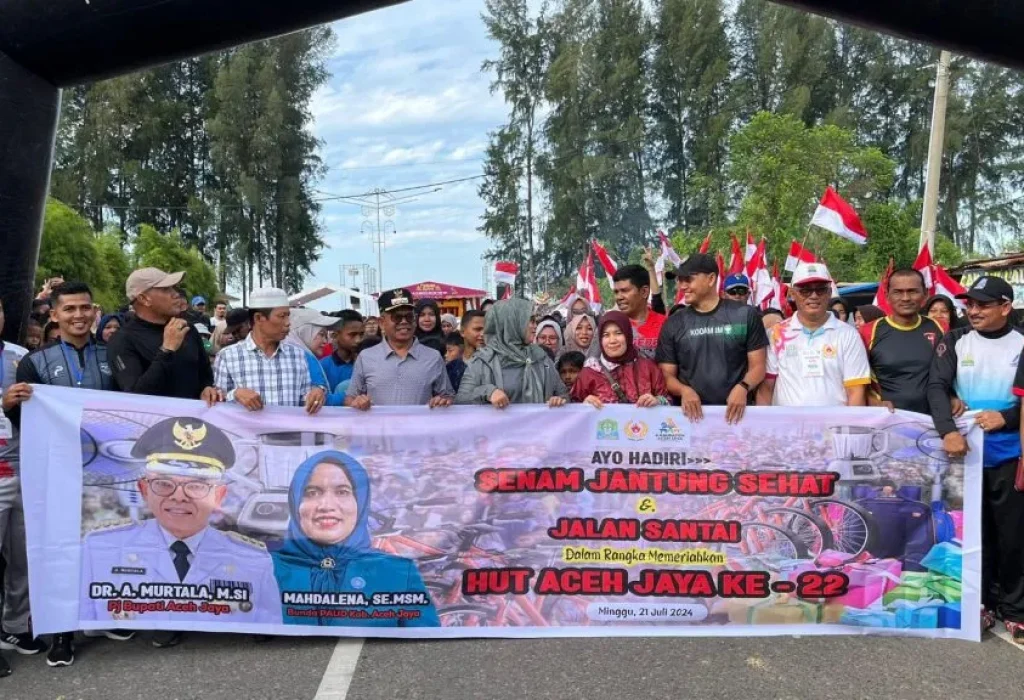 Foto: Pj.Bupati Aceh Jaya, Dr. A. Murtala., M.Si melepas peserta jalan santai