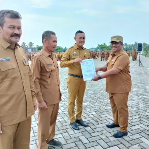 Foto: Penjabat Bupati Aceh Utara Dr Mahyuzar, MSi, mengapresiasi tiga Organisasi Perangkat Daerah (OPD) yang memperoleh nilai tertinggi dalam evaluasi Akuntabilitas Kinerja Instansi Pemerintah (AKIP).