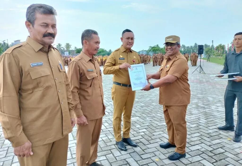 Foto: Penjabat Bupati Aceh Utara Dr Mahyuzar, MSi, mengapresiasi tiga Organisasi Perangkat Daerah (OPD) yang memperoleh nilai tertinggi dalam evaluasi Akuntabilitas Kinerja Instansi Pemerintah (AKIP).