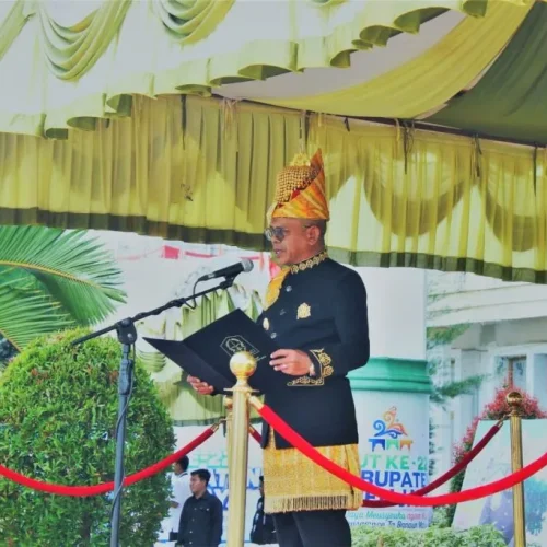Foto: Pj. Bupati Aceh Jaya, Dr. A. Murtala, M.Si., bertindak sebagai Inspektur Upacara pada Peringatan Hari Ulang Tahun (HUT) ke-22 Kabupaten Aceh Jaya