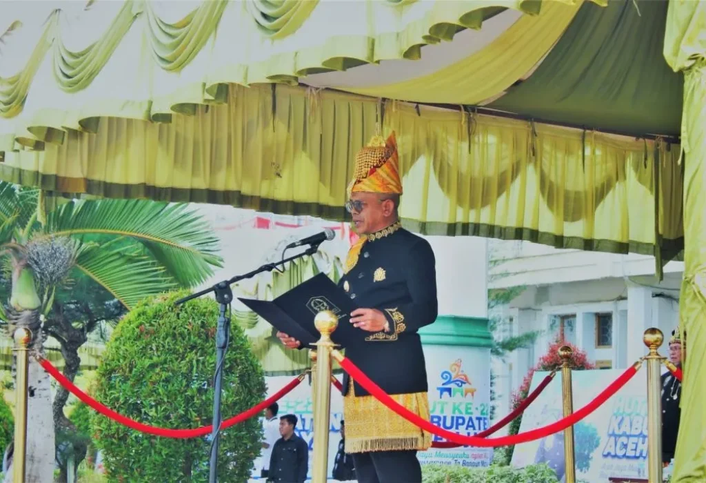 Foto: Pj. Bupati Aceh Jaya, Dr. A. Murtala, M.Si., bertindak sebagai Inspektur Upacara pada Peringatan Hari Ulang Tahun (HUT) ke-22 Kabupaten Aceh Jaya