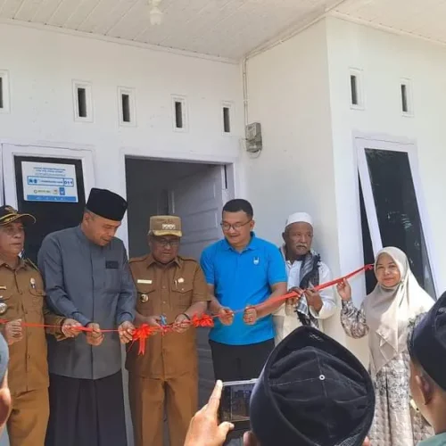 Foto: enjabat Bupati Aceh Utara Dr Mahyuzar, MSi, meresmikan selesainya pembangunan rumah untuk warga miskin bantuan dari Baitul Mal Kabupaten Aceh Utara bekerja sama dengan Islamic Relief Australia.