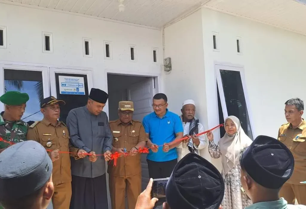 Foto: enjabat Bupati Aceh Utara Dr Mahyuzar, MSi, meresmikan selesainya pembangunan rumah untuk warga miskin bantuan dari Baitul Mal Kabupaten Aceh Utara bekerja sama dengan Islamic Relief Australia.