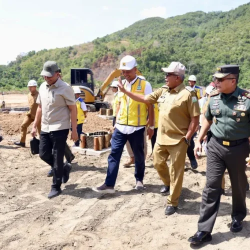 Foto: Penjabat Gubernur Aceh, Bustami, SE, M.Si.,  bersama Pangdam Iskandar Muda, Mayjen TNI Niko Fahrizal, M.Tr.(Han), serta pejabat terkait, meninjau pembangunan Lapangan Tembak yang akan digunakan untuk perhelatan Pekan Olahraga Nasional (PON) XXI/2024 Aceh-Sumut, di Mata Ie, Aceh Besar, Selasa, 23/7/2024
