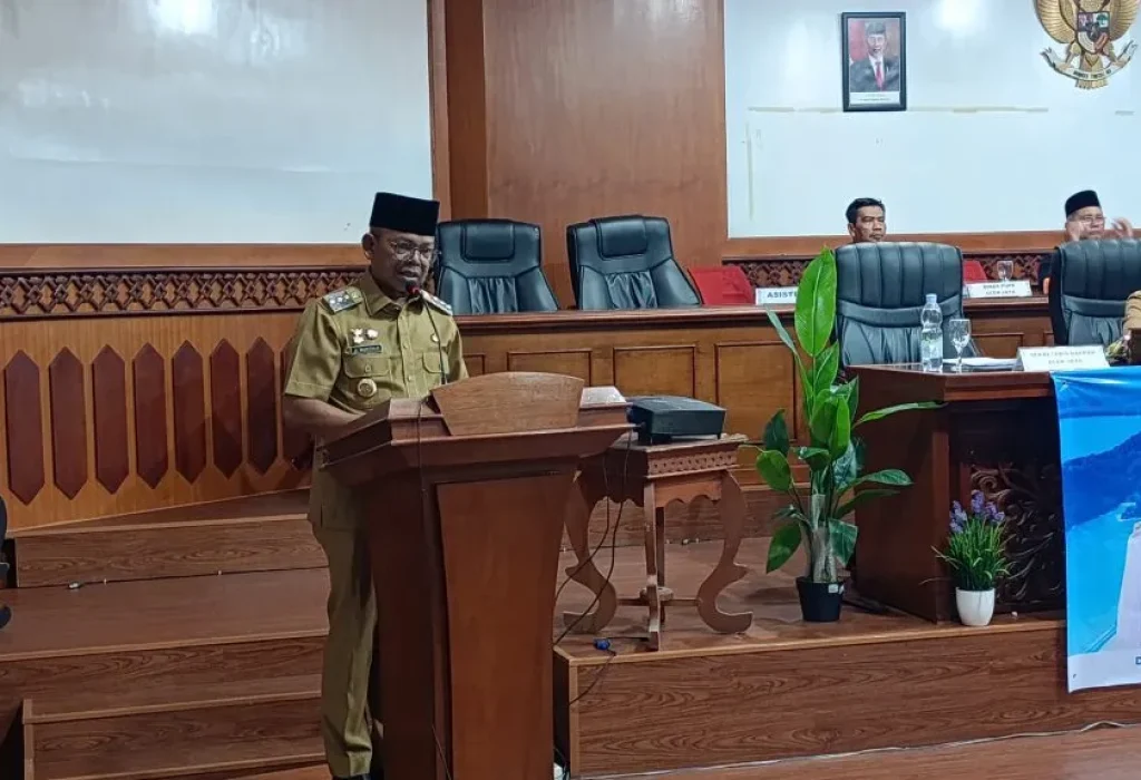 Foto: Pj. Bupati Aceh Jaya, Dr. A. Murtala, M.Si., membuka secara resmi kegiatan Konsultasi Publik I (KP I) Penyusunan Rencana Detail Tata Ruang (RDTR) Perkotaan Calang Tahun 2024 sampai 2044, di Aula Lantai III Kantor Bupati Aceh Jaya, pada hari Selasa (22/7/2024).