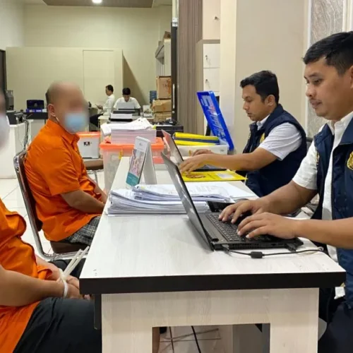 Foto: Penyidik Subdit 2 Tindak Pidana Fismondev Ditreskrimsus Polda Aceh menahan dua mantan pimpinan bagian kredit PT Bank Mandiri KCP Bener Meriah berinisial W (36) dan AW (35) karena diduga telah melakukan tindak pidana perbankan.