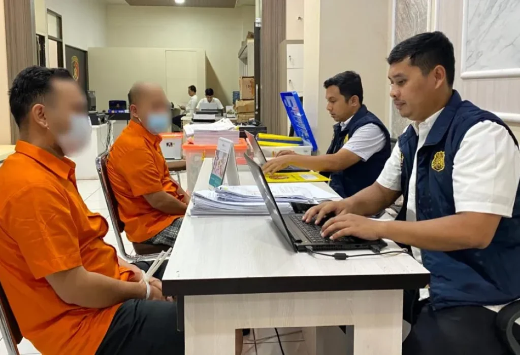 Foto: Penyidik Subdit 2 Tindak Pidana Fismondev Ditreskrimsus Polda Aceh menahan dua mantan pimpinan bagian kredit PT Bank Mandiri KCP Bener Meriah berinisial W (36) dan AW (35) karena diduga telah melakukan tindak pidana perbankan.