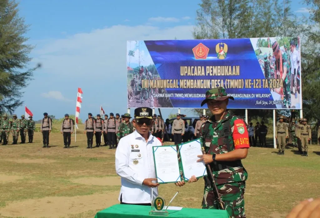 Foto: Pj. Bupati Aceh Jaya, Dr. A. Murtala, M.Si., bertindak sebagai inspektur upacara pada pembukaan TNI Manunggal Membangun Desa (TMMD) Reguler ke-121 Tahun Anggaran 2024 Kodim 0114/Aceh Jaya