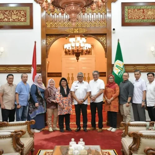 Foto: Pj. Gubernur Aceh, Bustami, SE. M. Si didampingi Asisten Administrasi Pimpinan Sekda Aceh, Dr. Iskandar AP dan SKPA Terkait Menerima Audiensi Tim Kemenko Marves, Kemendikbudristek dan Dikti, PFN dalam Pembuatan Film Animasi Keumalahayati di Pendopo Gubernur Aceh, Rabu, 24/07/2024.
