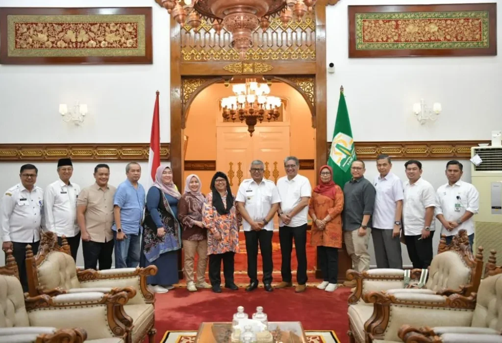 Foto: Pj. Gubernur Aceh, Bustami, SE. M. Si didampingi Asisten Administrasi Pimpinan Sekda Aceh, Dr. Iskandar AP dan SKPA Terkait Menerima Audiensi Tim Kemenko Marves, Kemendikbudristek dan Dikti, PFN dalam Pembuatan Film Animasi Keumalahayati di Pendopo Gubernur Aceh, Rabu, 24/07/2024.