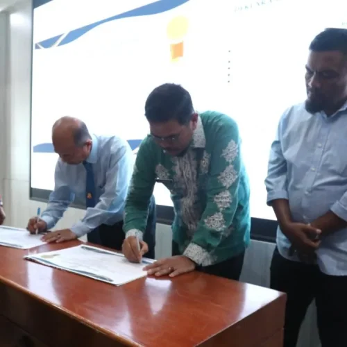 Foto: Pemerintah Kota Lhokseumawe pada Kamis (25/07/2024) melakukan penandatanganan perjanjian kerjasama dengan Kejaksaan Negeri Lhokseumawe dalam upaya meningkatkan penanganan masalah hukum di bidang perdata dan tata usaha negara. Acara yang berlangsung di Aula Setdako Lhokseumawe ini juga menandai pencanangan pembangunan zona integritas menuju wilayah bebas korupsi dan birokrasi bersih melayani di lingkungan pemerintah kota.