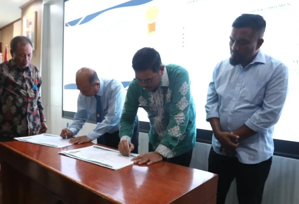 Foto: Pemerintah Kota Lhokseumawe pada Kamis (25/07/2024) melakukan penandatanganan perjanjian kerjasama dengan Kejaksaan Negeri Lhokseumawe dalam upaya meningkatkan penanganan masalah hukum di bidang perdata dan tata usaha negara. Acara yang berlangsung di Aula Setdako Lhokseumawe ini juga menandai pencanangan pembangunan zona integritas menuju wilayah bebas korupsi dan birokrasi bersih melayani di lingkungan pemerintah kota.