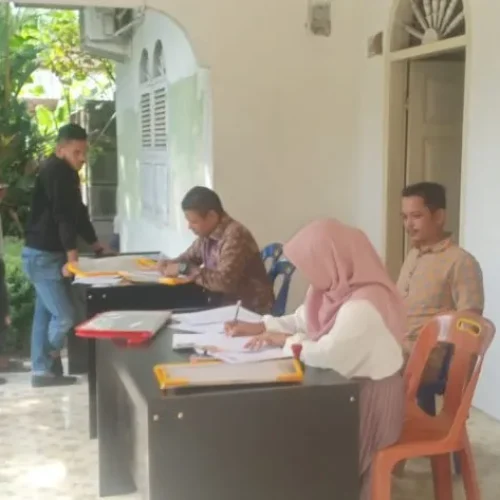 Foto: hari pertama pendaftaran dibuka, sejumlah calon peserta mulai berdatangan ke sekretariat Panwaslih Aceh Utara untuk mendaftar. Tampak hadir salah satu anggota Panwaslih Provinsi Aceh, Muhammad, SE, AK, yang melakukan pemantauan