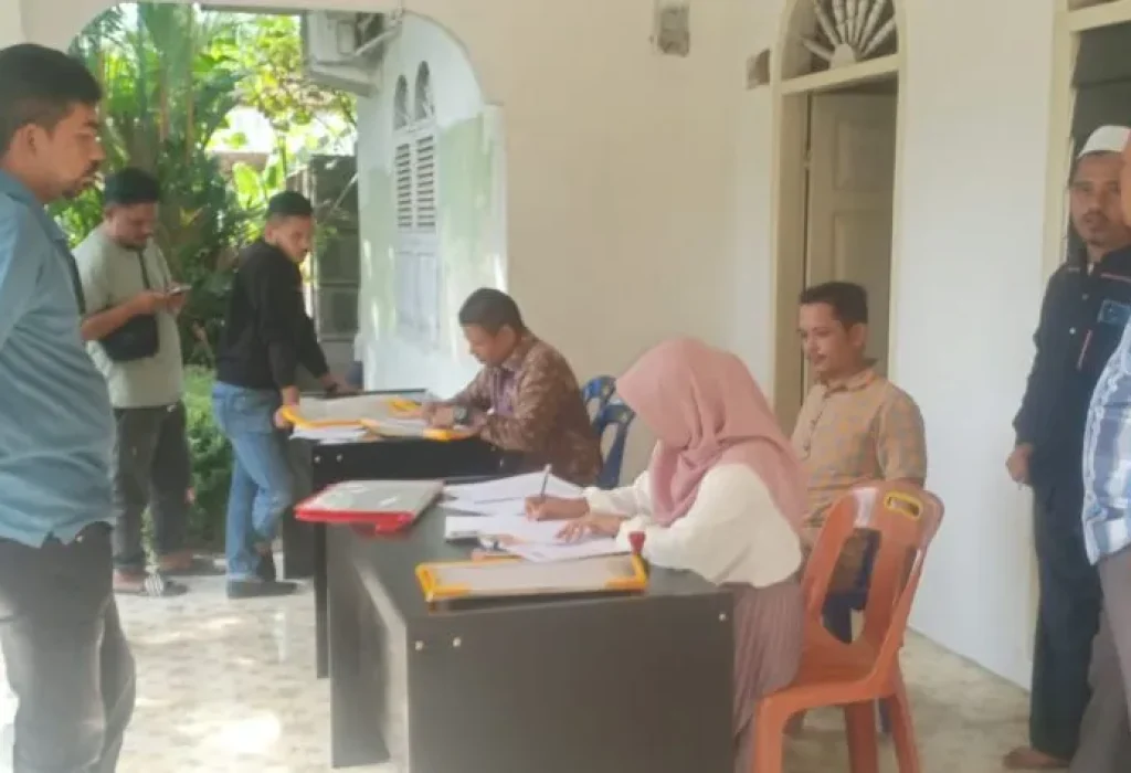 Foto: hari pertama pendaftaran dibuka, sejumlah calon peserta mulai berdatangan ke sekretariat Panwaslih Aceh Utara untuk mendaftar. Tampak hadir salah satu anggota Panwaslih Provinsi Aceh, Muhammad, SE, AK, yang melakukan pemantauan
