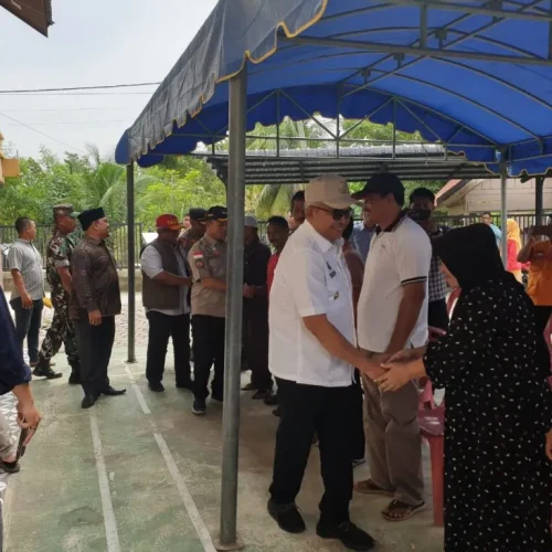 Foto: Pj Gubernur Aceh didampingi Pj Bupati Aceh Utara Menyerahkan Bantuan Sosial di Gampong Blang Matangkuli