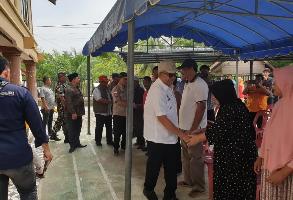 Foto: Pj Gubernur Aceh didampingi Pj Bupati Aceh Utara Menyerahkan Bantuan Sosial di Gampong Blang Matangkuli