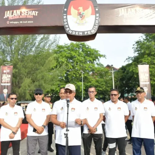 Foto:  Pj. Gubernur Aceh, Bustami, SE. M. Si Menyampaikan sambutan sekaligus pelepasan Jalan Sehat Pilkada Aceh Tahun 2024 di Taman Ratu Safiatuddin, Banda Aceh, Minggu, 28/07/2024.