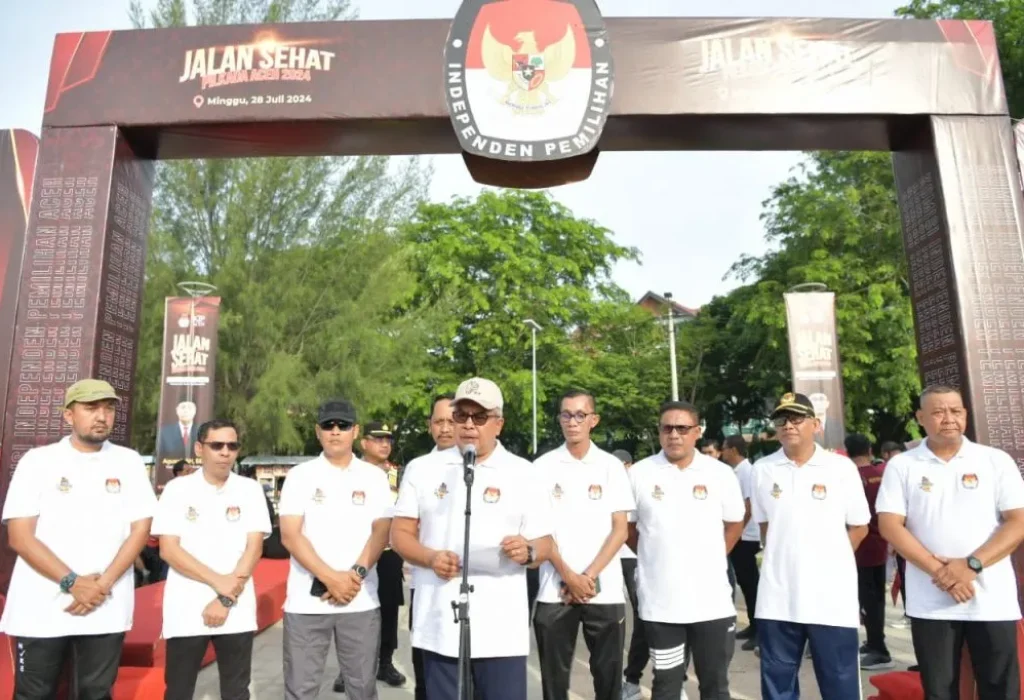 Foto:  Pj. Gubernur Aceh, Bustami, SE. M. Si Menyampaikan sambutan sekaligus pelepasan Jalan Sehat Pilkada Aceh Tahun 2024 di Taman Ratu Safiatuddin, Banda Aceh, Minggu, 28/07/2024.