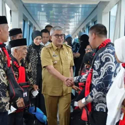 Foto: Pj. Gubernur Aceh, Bustami, SE. M. Si Bersama Pj. Bupati Aceh Besar, Muhammad Iswanto melakuakn Pelepasan Penerbangan Charter Umroh Aceh-Jeddah di VVIP Bandara Sultan Iskandar Muda, Blang Bintang, Senin, 29/07/2024.