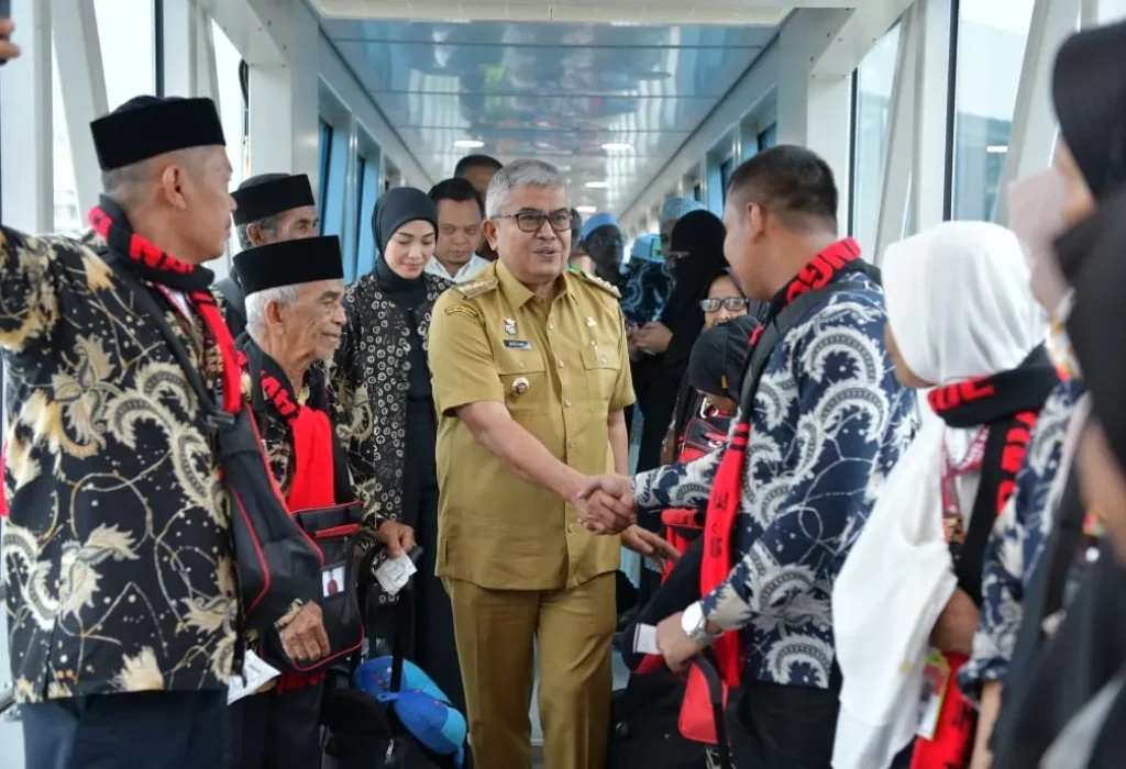 Foto: Pj. Gubernur Aceh, Bustami, SE. M. Si Bersama Pj. Bupati Aceh Besar, Muhammad Iswanto melakuakn Pelepasan Penerbangan Charter Umroh Aceh-Jeddah di VVIP Bandara Sultan Iskandar Muda, Blang Bintang, Senin, 29/07/2024.