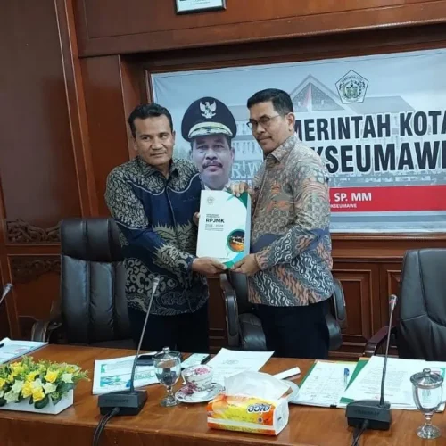 Foto:  Penjabat (Pj) Wali Kota Lhokseumawe A Hanan, SP, MM serahkan dokumen Rencana Pembangunan Jangka Menengah (RPJM) teknokratik kepada Ketua Komisi Independen Pemilihan (KIP) Lhokseumawe di OOP Room kantor Wali Kota
