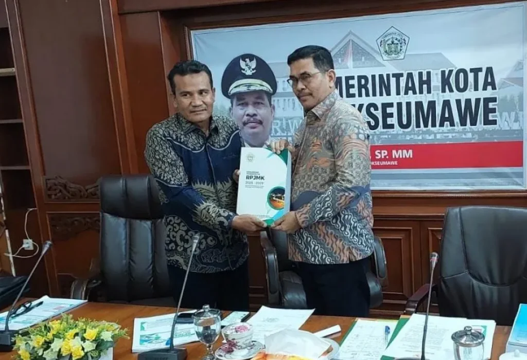 Foto:  Penjabat (Pj) Wali Kota Lhokseumawe A Hanan, SP, MM serahkan dokumen Rencana Pembangunan Jangka Menengah (RPJM) teknokratik kepada Ketua Komisi Independen Pemilihan (KIP) Lhokseumawe di OOP Room kantor Wali Kota