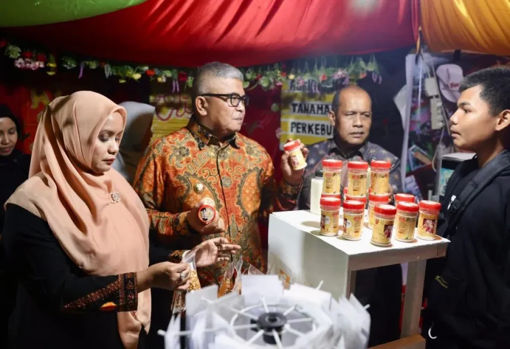 Foto: Pj Gubernur Aceh, Bustami, SE, M.Si., didampingi Istri, Ny. Mellani Subarni, 
meninjau stand UMKM pada Aceh Entrepreneur Expo 2024 di Lapangan Sada Kata, Kota Subulussalam, pada Jumat malam, 2 Agustus 2024.