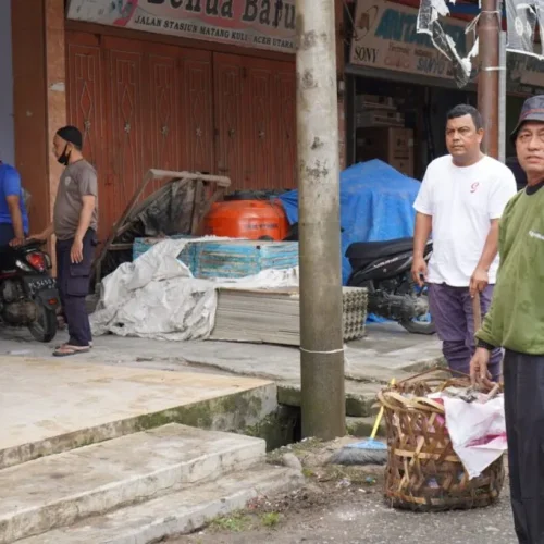Foto: Geuchik Gampong Keude Matangkuli, H Ibnu Sakdan bersama masyarakat membersihkan balai pengajian