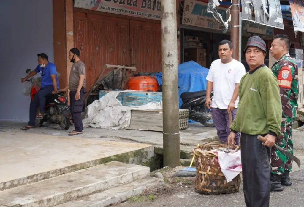 Foto: Geuchik Gampong Keude Matangkuli, H Ibnu Sakdan bersama masyarakat membersihkan balai pengajian