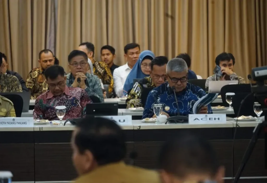 Foto: Penjabat Gubernur Aceh Bustami Hamzah, SE.,MSi menghadiri Rapat Koordinasi Upaya Percepatan Penghapusan Kemiskinan Ekstrem 2024 Regional Sumatera di Kementerian Koordinator Bidang Pembangunan Manusia dan Kebudayaan (Kemenko PMK) Republik Indonesia (RI), Selasa 5 Agustus 2024.