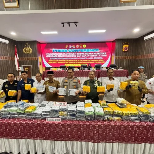 Foto: Polda Aceh melaksanakan pemusnahan barang bukti berupa sabu 226 kg dan ganja 1,2 ton hasil pengungkapan Ditresnarkoba dan Polres jajaran tiga bulan terakhir. Pemusnahan itu berlangsung di depan Aula Presisi Polda Aceh, Selasa, 6 Agustus 2024.