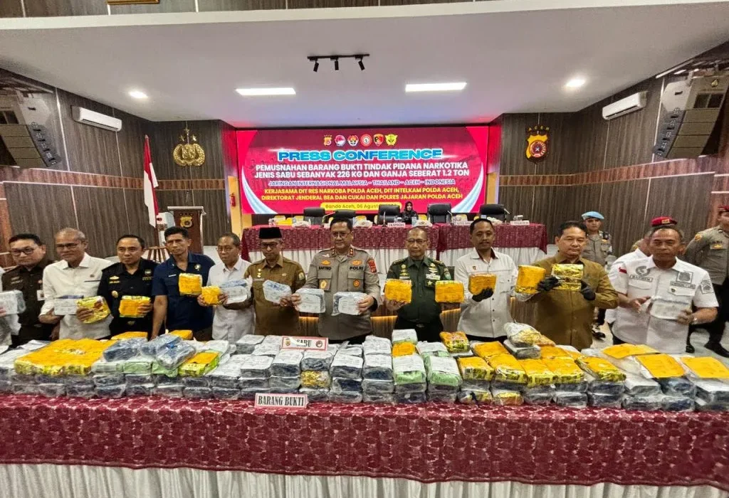 Foto: Polda Aceh melaksanakan pemusnahan barang bukti berupa sabu 226 kg dan ganja 1,2 ton hasil pengungkapan Ditresnarkoba dan Polres jajaran tiga bulan terakhir. Pemusnahan itu berlangsung di depan Aula Presisi Polda Aceh, Selasa, 6 Agustus 2024.