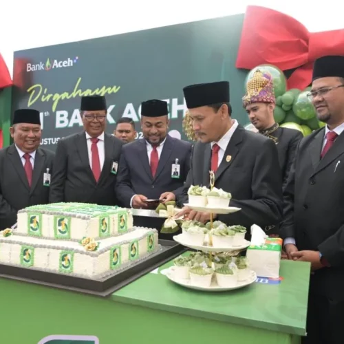 Foto: Asisten Perekonomian dan Pembangunan Sekda Aceh Zulkifli, didampingi Plt Direktur PT Bank Aceh Syariah Fadhil Ilyas melakukan pemotongan kue dan melepaskan balon, pada peringatan Hari Ulang Tahun Bank Aceh ke-51, di Lapangan Pusdiklat UMKM Bank Aceh, Selasa (6/8/2024).