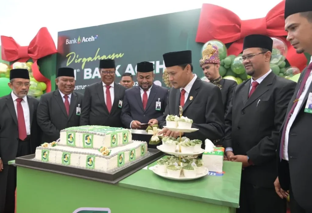 Foto: Asisten Perekonomian dan Pembangunan Sekda Aceh Zulkifli, didampingi Plt Direktur PT Bank Aceh Syariah Fadhil Ilyas melakukan pemotongan kue dan melepaskan balon, pada peringatan Hari Ulang Tahun Bank Aceh ke-51, di Lapangan Pusdiklat UMKM Bank Aceh, Selasa (6/8/2024).