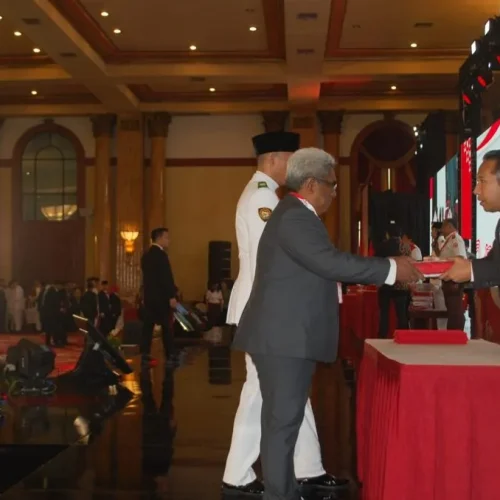 Foto: Pj Bupati Aceh Utara menerima Bendera Pusaka Duplikat dan Teks Proklamasi