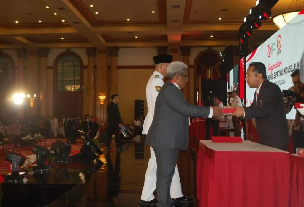 Foto: Pj Bupati Aceh Utara menerima Bendera Pusaka Duplikat dan Teks Proklamasi