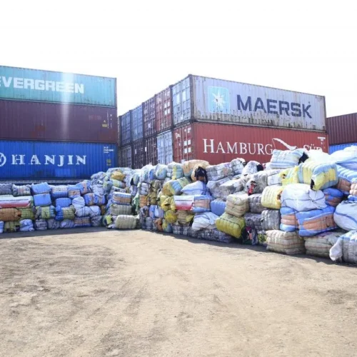 Foto; Bareskrim Polri yang tergabung dalam Satgas Importasi Ilegal berhasil mengamankan 1.883 bal pakaian bekas atau balpress dari dua lokasi, yaitu di Kota Bandung dan Cikarang, Bekasi, Jawa Barat.