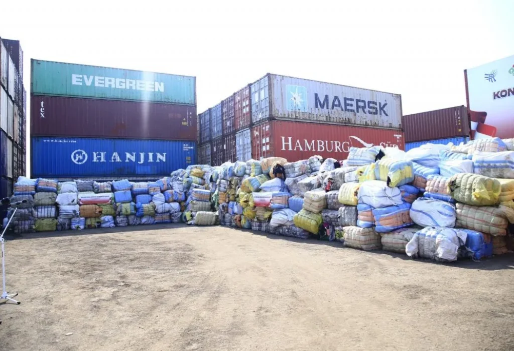 Foto; Bareskrim Polri yang tergabung dalam Satgas Importasi Ilegal berhasil mengamankan 1.883 bal pakaian bekas atau balpress dari dua lokasi, yaitu di Kota Bandung dan Cikarang, Bekasi, Jawa Barat.