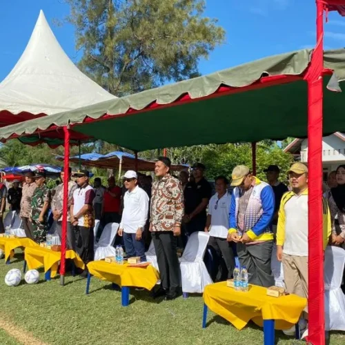 Foto: Kepala Dinas Pemuda, Olahraga, dan Pariwisata (Kadisporapar) Aceh Utara, M.Nasir, S.Sos., M.Si melaporkan rangkaian kegiatan Kejuaraan Sepak Bola Antar Pelajar Piala Bupati Cup 1 Aceh Utara tahun 2024, yang berlangsung di lapangan Bola Kaki Simpang Mulieng, Kecamatan Syamtalira Aron, Kabupaten Aceh Utara, Kamis (8/8/2024).