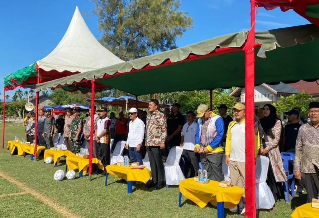 Foto: Kepala Dinas Pemuda, Olahraga, dan Pariwisata (Kadisporapar) Aceh Utara, M.Nasir, S.Sos., M.Si melaporkan rangkaian kegiatan Kejuaraan Sepak Bola Antar Pelajar Piala Bupati Cup 1 Aceh Utara tahun 2024, yang berlangsung di lapangan Bola Kaki Simpang Mulieng, Kecamatan Syamtalira Aron, Kabupaten Aceh Utara, Kamis (8/8/2024).